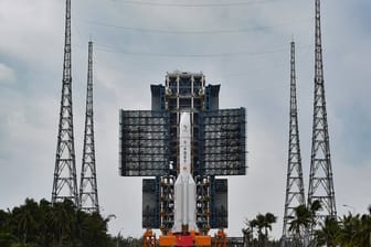 Eine Trägerrakete vom Typ "Langer Marsch 5" wird zum Startplatz im Kosmodrom Wenchang gebracht.