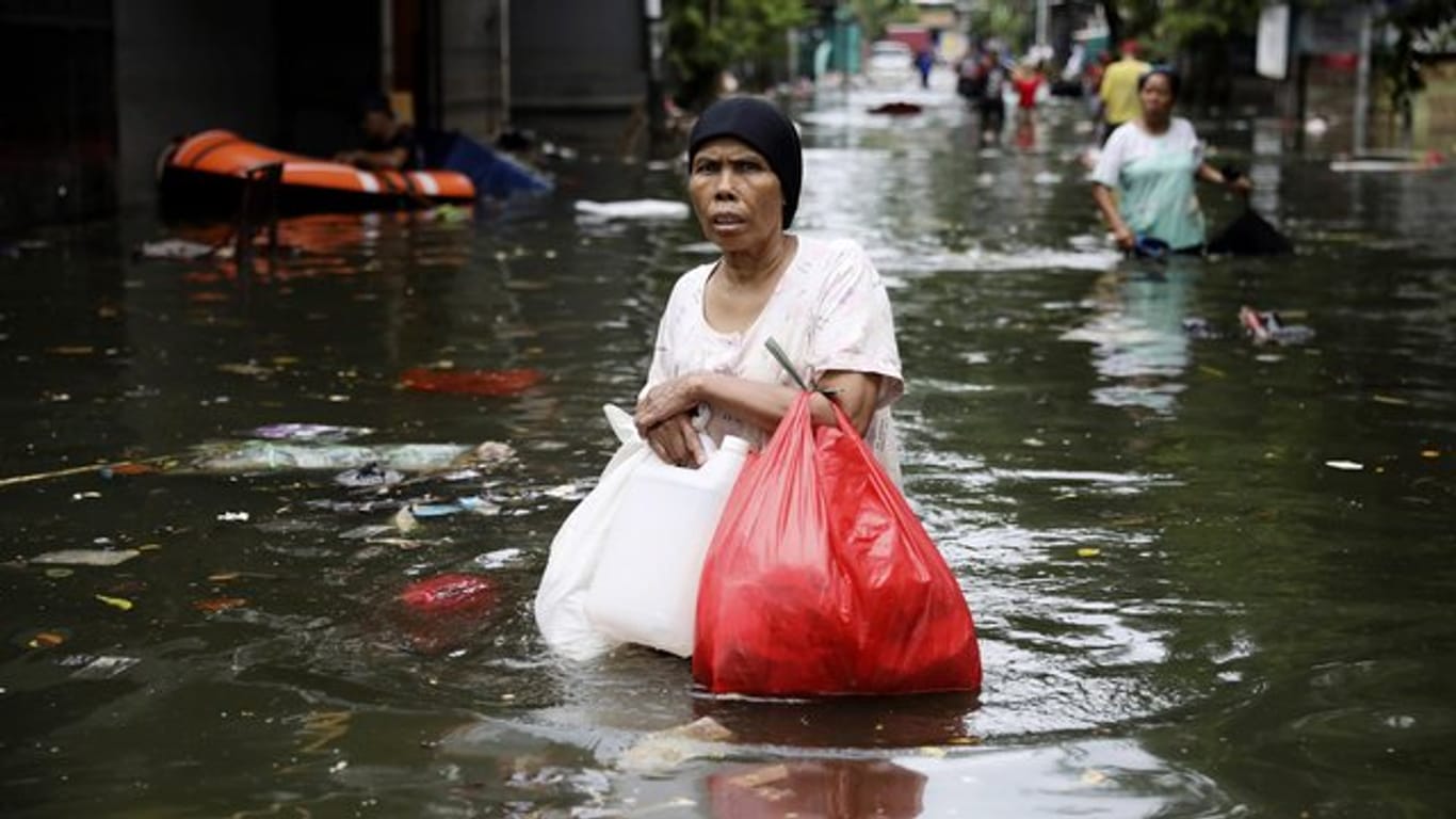 Monsunregen und steigende Flüsse überfluteten Teile des Großraums Jakarta.