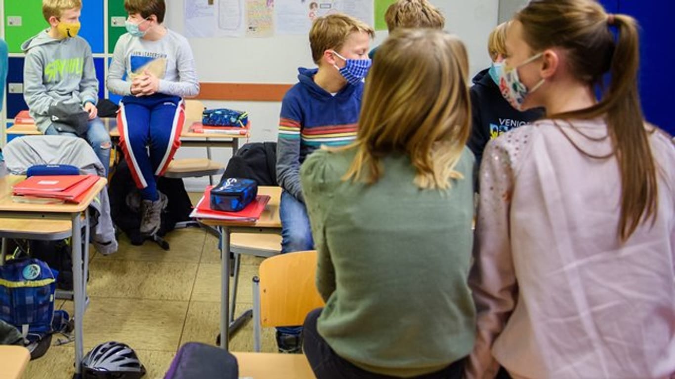 Schülerinnen und Schüler einer sechsten Klasse einer Schule in Kiel warten in ihrem Klassenzimmer auf den Unterrichtsbeginn.