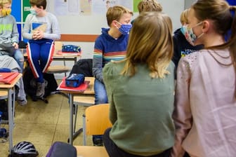 Schülerinnen und Schüler einer sechsten Klasse einer Schule in Kiel warten in ihrem Klassenzimmer auf den Unterrichtsbeginn.