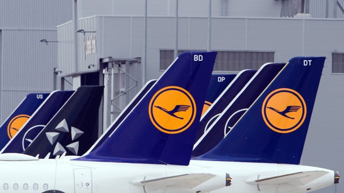 Flugzeuge der Fluggesellschaft Lufthansa am Rand des Rollfeldes.