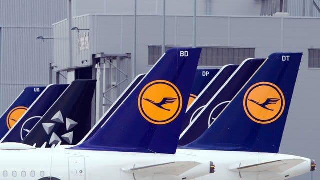 Flugzeuge der Fluggesellschaft Lufthansa am Rand des Rollfeldes. Flugzeuge der Fluggesellschaft Lufthansa am Rand des Rollfeldes.