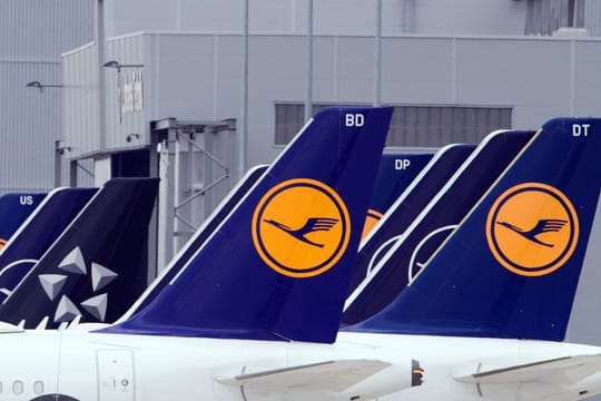 Flugzeuge der Fluggesellschaft Lufthansa am Rand des Rollfeldes.