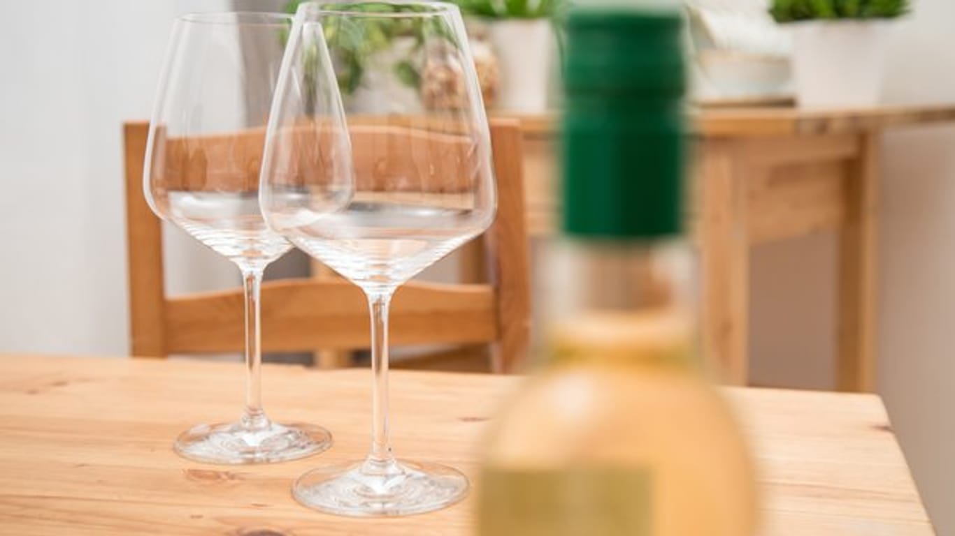 Die Gläser bleiben leer, die Flasche zu: Der Leber zuliebe sind regelmäßige längere Alkoholpausen empfehlenswert.