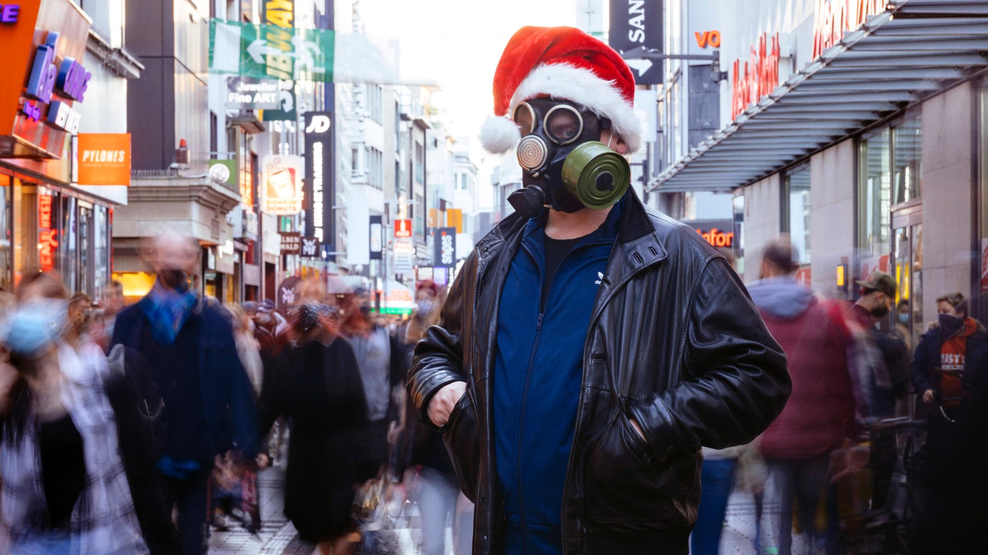 Ein Mann mit Gasmaske in der Kölner Innenstadt (Symbolfoto): Erstmals enthält das Infektionsschutzgesetz einen Katalog möglicher Schutzmaßnahmen gegen die Corona-Pandemie.