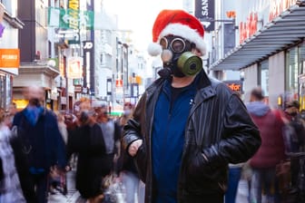 Ein Mann mit Gasmaske in der Kölner Innenstadt (Symbolfoto): Erstmals enthält das Infektionsschutzgesetz einen Katalog möglicher Schutzmaßnahmen gegen die Corona-Pandemie.