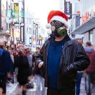 Ein Mann mit Gasmaske in der Kölner Innenstadt (Symbolfoto): Erstmals enthält das Infektionsschutzgesetz einen Katalog möglicher Schutzmaßnahmen gegen die Corona-Pandemie.