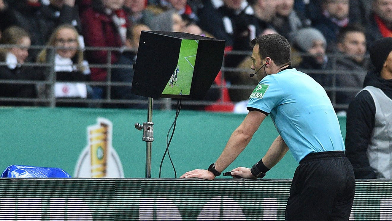 Geht es nach dem Weltverband Fifa soll der Videobeweis (Symbolfoto) einfacher und günstiger werden. Geht es nach dem Weltverband Fifa soll der Videobeweis (Symbolfoto) einfacher und günstiger werden.