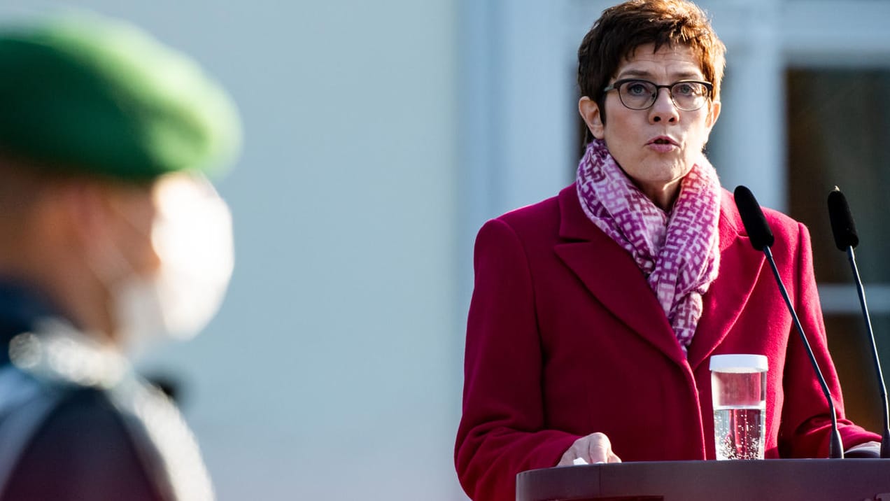 Verteidigungsministerin Annegret Kramp-Karrenbauer (CDU) im Garten von Schloss Bellevue: "Das sind die nüchternen Fakten".