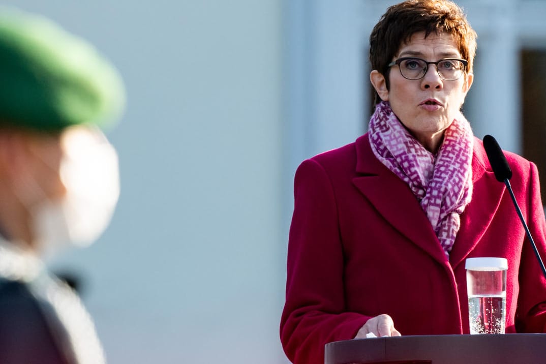 Verteidigungsministerin Annegret Kramp-Karrenbauer (CDU) im Garten von Schloss Bellevue: "Das sind die nüchternen Fakten".