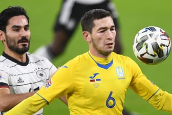 Taras Stepanenko (re.): Der ukrainische Nationalspieler wird nicht wie geplant in der Schweiz auflaufen.