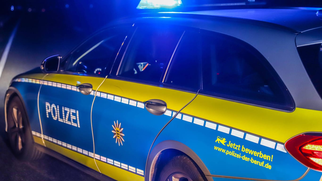 Polizeiauto mit Blaulicht (Symbolbild): In Bonn haben Beamte einen mutmaßlichen Täter nach Autoeinbrüchen festgenommen.