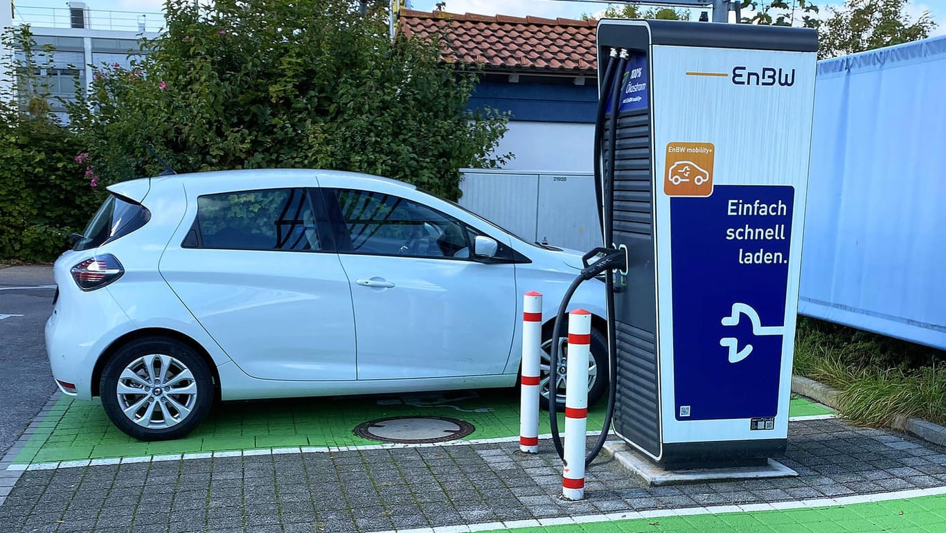 E-Auto beim Laden (Symbolbild): Im Saarland entsteht eine neue Batteriefabrik.