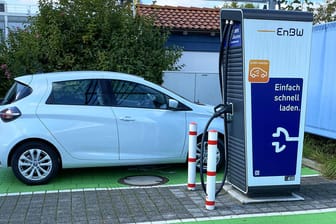 E-Auto beim Laden (Symbolbild): Im Saarland entsteht eine neue Batteriefabrik.