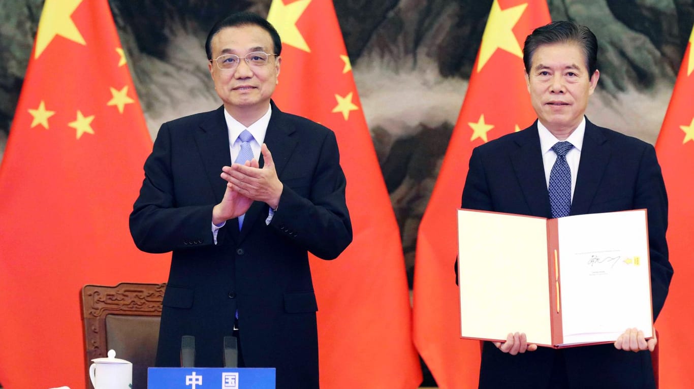 Peking: Chinas Premier Li Kequiang (links) mit dem chinesischen Wirtschaftsminister Zhong Shan und dem RCEP-Vertrag.