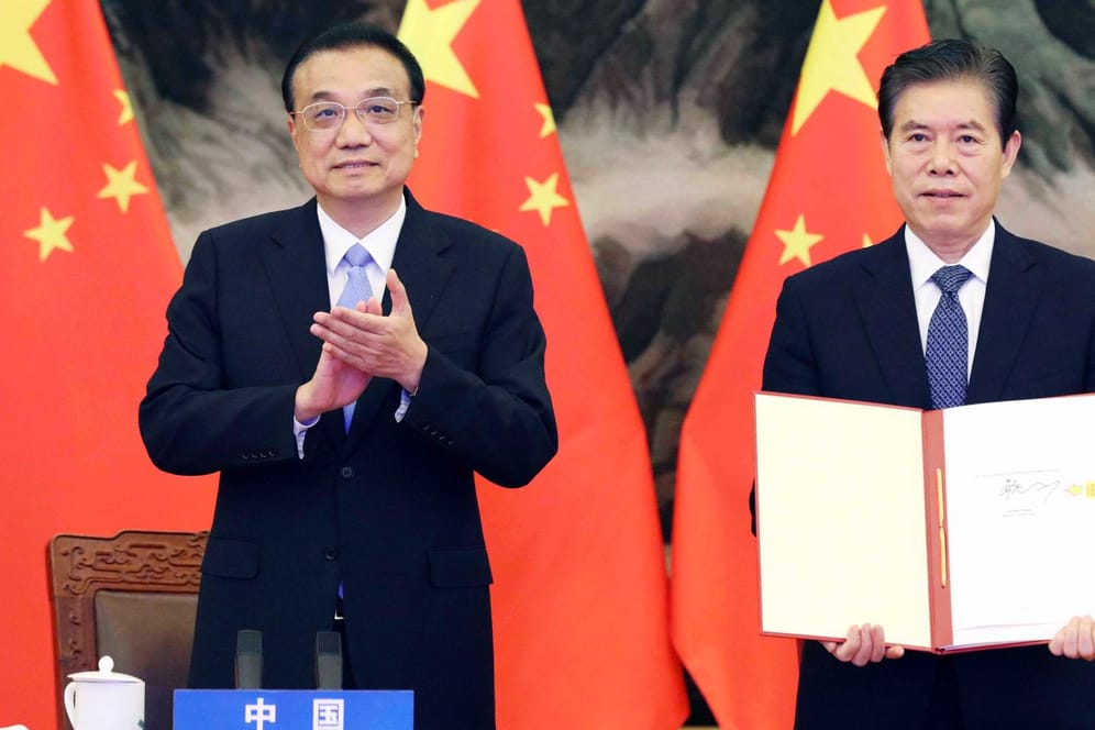 Peking: Chinas Premier Li Kequiang (links) mit dem chinesischen Wirtschaftsminister Zhong Shan und dem RCEP-Vertrag.