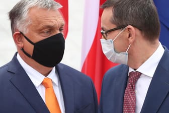 Polens Ministerpräsident Mateusz Morawiecki (r.) und Ungarns Premierminister Viktor Orban: "Die EU muss jetzt standhaft bleiben".