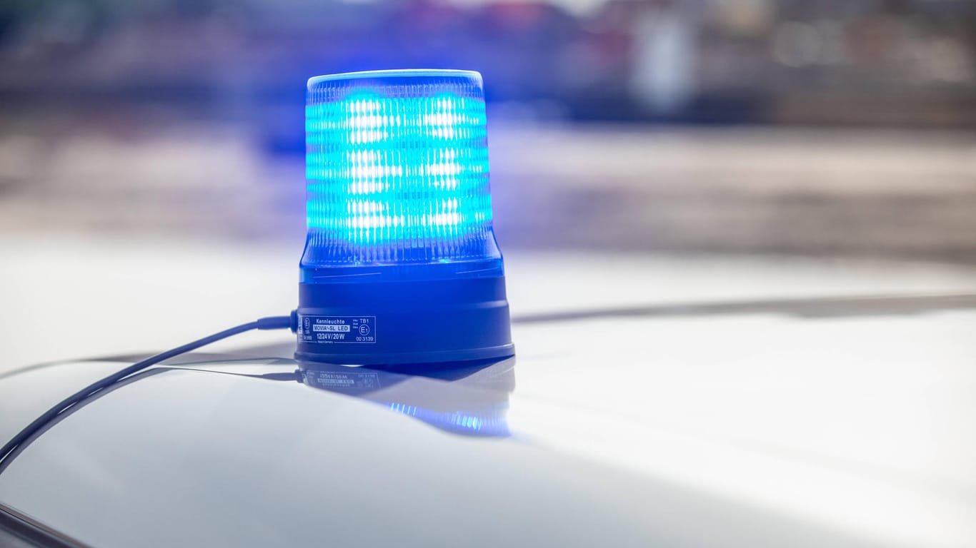Einsatzfahrzeig mit Blaulicht (Symbolbild): In Köln sind zwei Polizisten bei einem Einsatz verletzt worden.