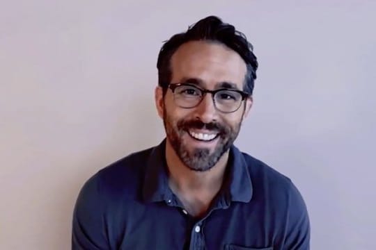 Ryan Reynolds übeniommt einen Fußballclub.