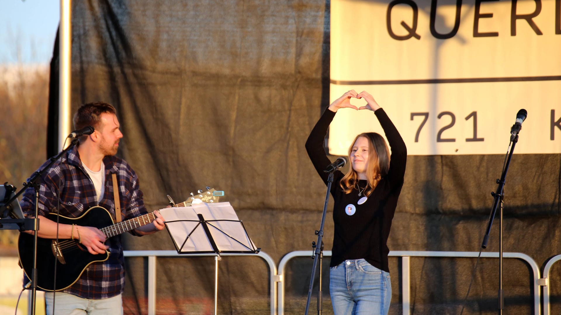 Ein Mädchen zeigt bei einer Demo in Karlsruhe ein Herzzeichen: Wegen eines Vergleiches mit Anne Frank hatte sich die Staatsanwaltschaft mit der Rede der 13-Jährigen beschäftigt.