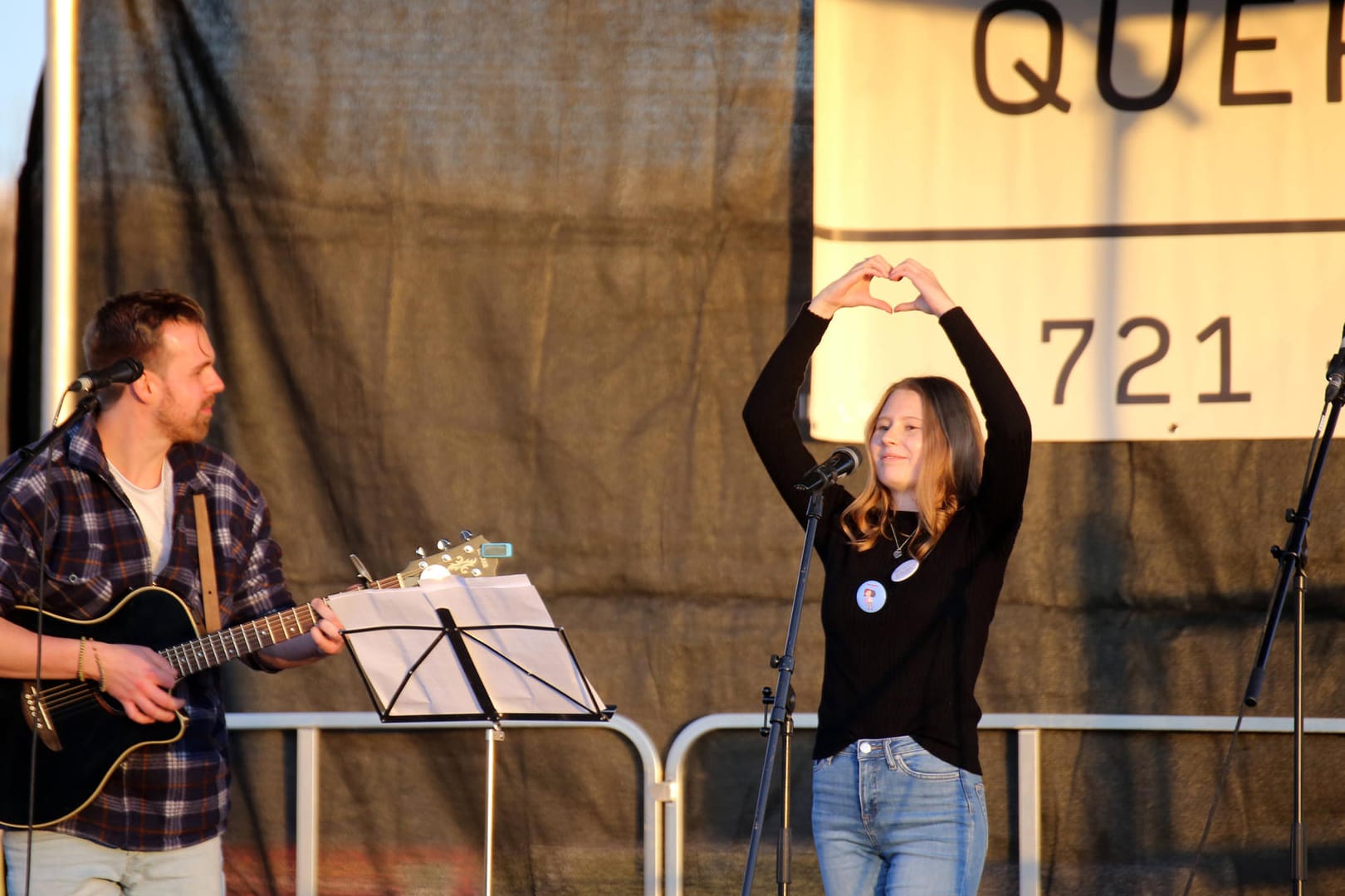 Ein Mädchen zeigt bei einer Demo in Karlsruhe ein Herzzeichen: Wegen eines Vergleiches mit Anne Frank hatte sich die Staatsanwaltschaft mit der Rede der 13-Jährigen beschäftigt.