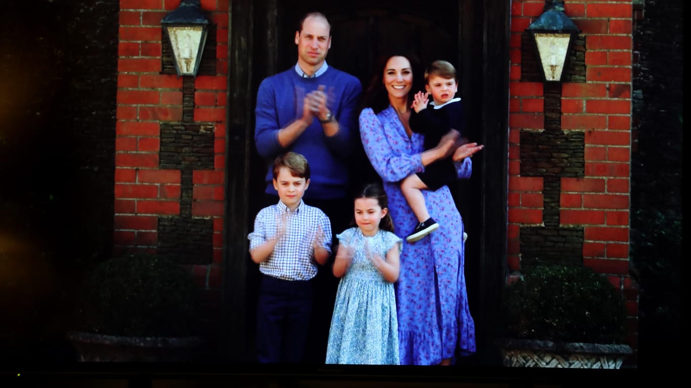 William und Kate im April 2020 mit ihren drei Kindern: Zu fünft haben sie im Rahmen der Coronavirus-Krise für die Mitarbeitenden des britischen Gesundheitssystems applaudiert.