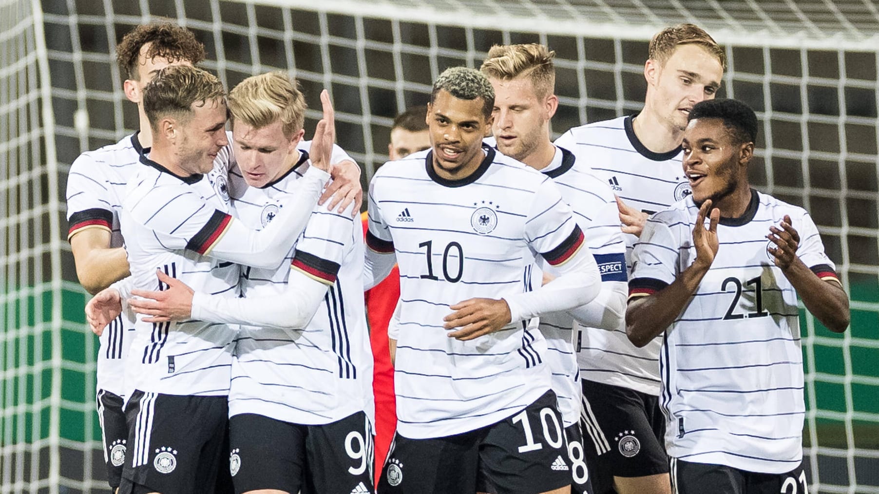Etappe bewältigt: Jubel bei der deutschen U21 im abschließenden EM-Qualispiel gegen Wales. Etappe bewältigt: Jubel bei der deutschen U21 im abschließenden EM-Qualispiel gegen Wales.