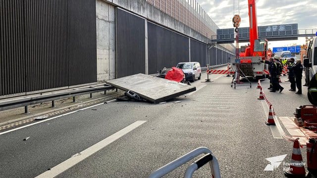 Eine große Betonplatte einer Lärmschutzwand ist auf der Autobahn 3 bei Köln auf einen Wagen gestürzt und hat eine Autofahrerin getötet. Eine große Betonplatte einer Lärmschutzwand ist auf der Autobahn 3 bei Köln auf einen Wagen gestürzt und hat eine Autofahrerin getötet.