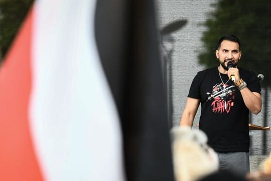 Der Vegan-Koch Attila Hildmann spricht bei einer Demonstration gegen die Corona-Maßnahmen vor dem Reichstag.