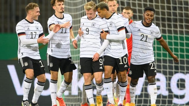Deutschlands U21-Spieler jubeln über einen weiteren Treffer gegen Wales. Deutschlands U21-Spieler jubeln über einen weiteren Treffer gegen Wales.