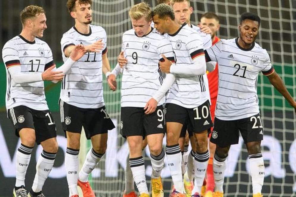 Deutschlands U21-Spieler jubeln über einen weiteren Treffer gegen Wales.