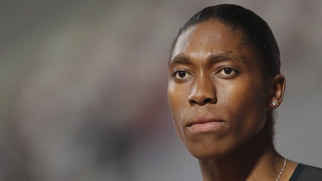 Caster Semenya klagt gegen eine umstrittene Regel des Leichtathletik-Weltverbands zum Testosteron-Limit bei Läuferinnen.