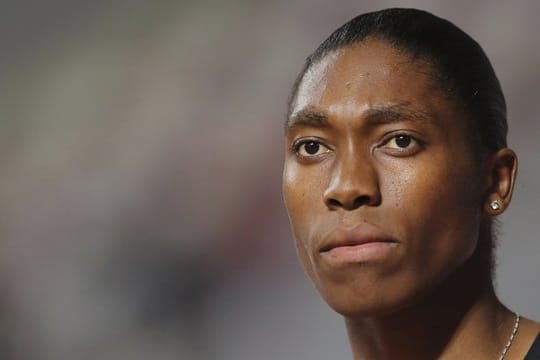 Caster Semenya klagt gegen eine umstrittene Regel des Leichtathletik-Weltverbands zum Testosteron-Limit bei Läuferinnen.