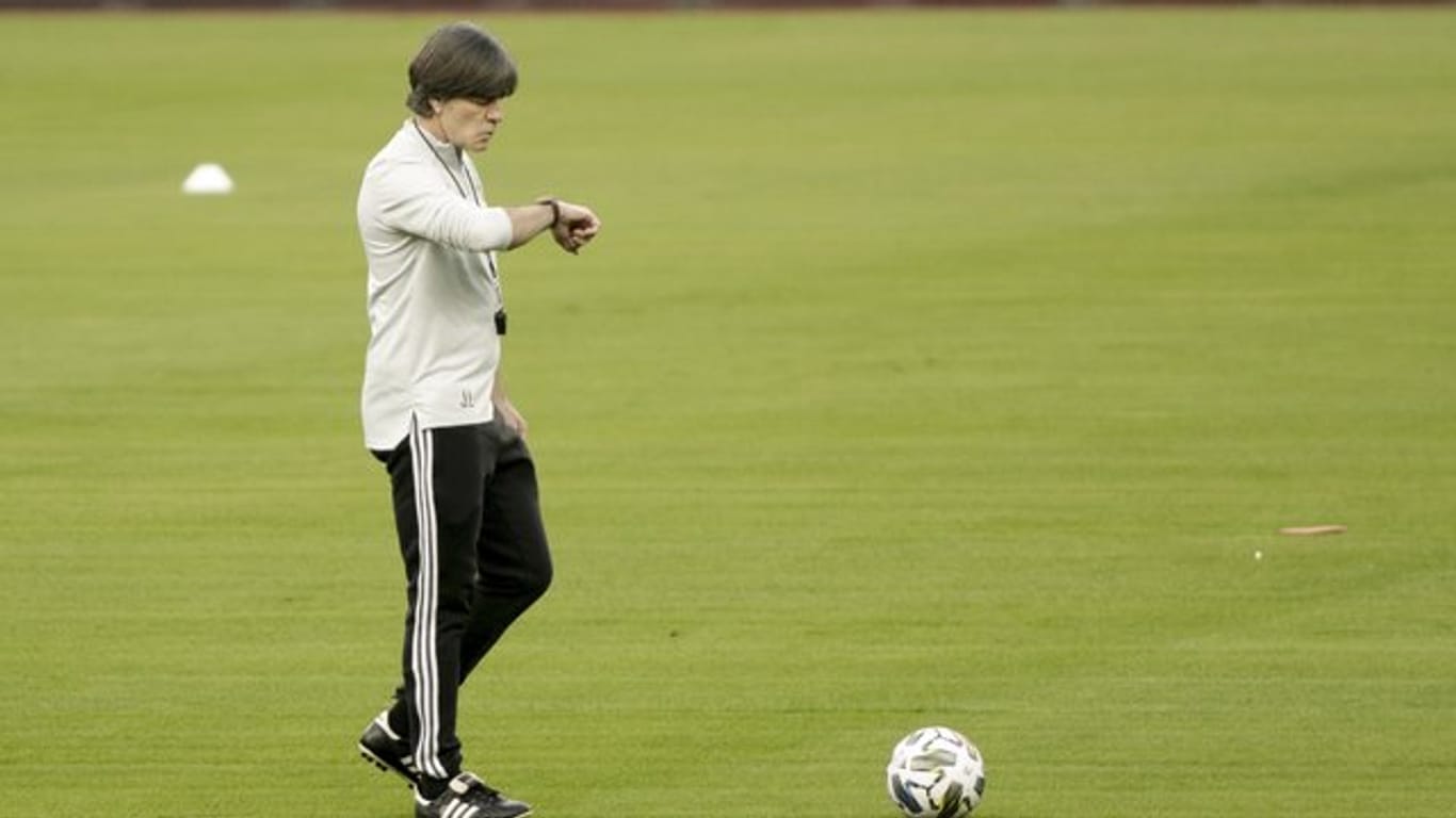 Seine Zeit ist noch nicht abgelaufen: Joachim Löw schaut auf seine Uhr während des Trainings.