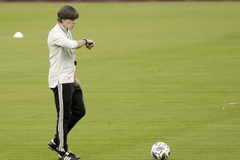 Seine Zeit ist noch nicht abgelaufen: Joachim Löw schaut auf seine Uhr während des Trainings.