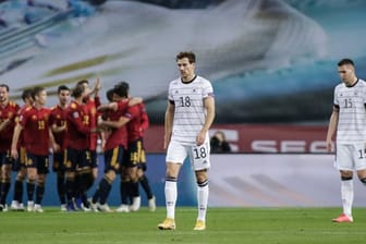 Während Spaniens Spieler einen Treffer feiern lassen Leon Goretzka (M) und Niklas Süle (r) enttäuscht den Kopf hängen.