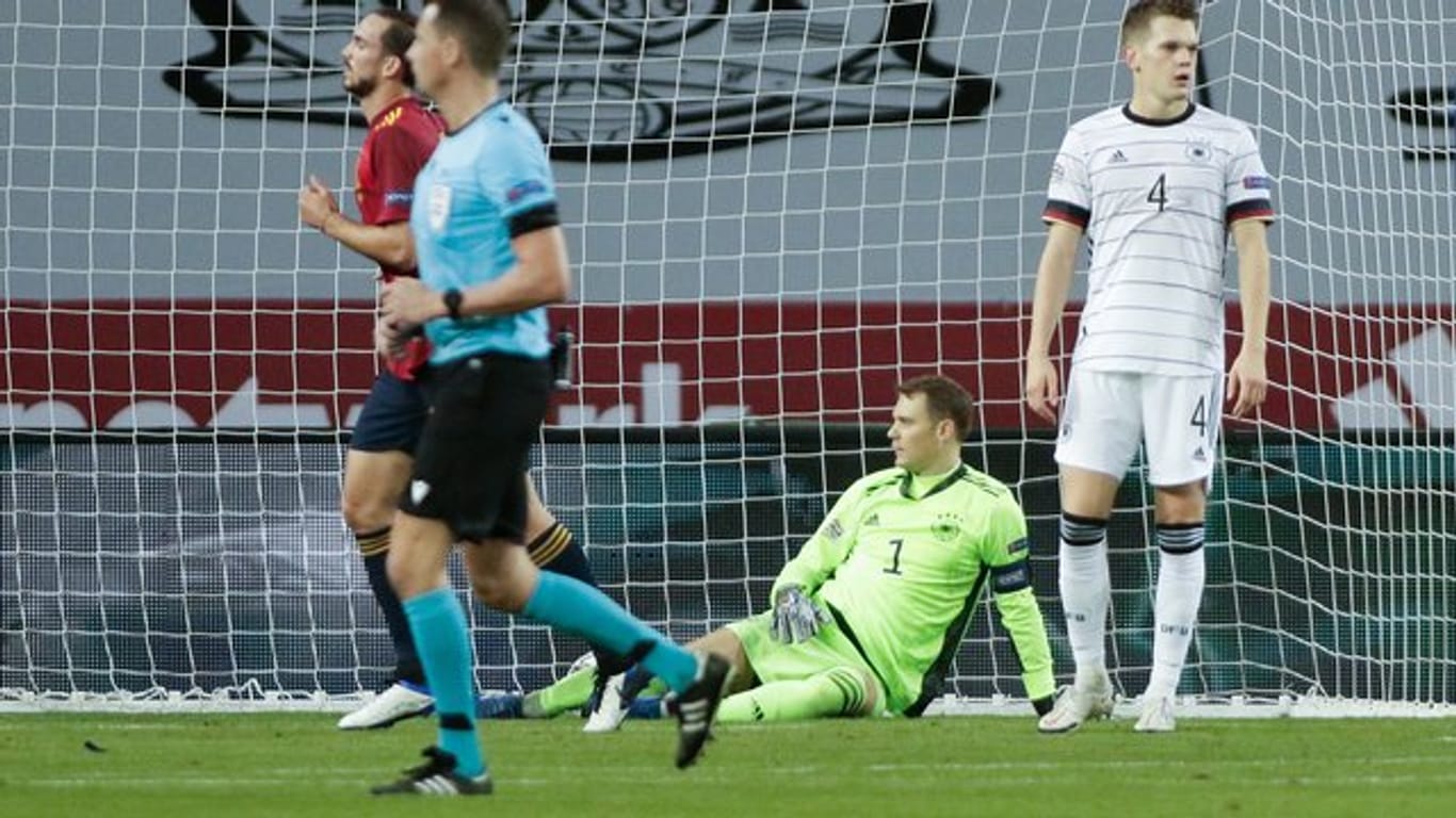 Von seinen Kollegen im Torwirbel der Spanier allein gelassen: Torhüter Manuel Neuer (M) sitzt nach dem 5:0 auf dem Boden.