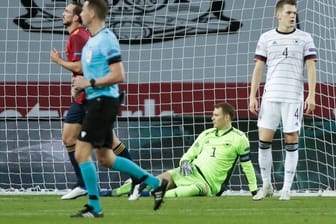 Von seinen Kollegen im Torwirbel der Spanier allein gelassen: Torhüter Manuel Neuer (M) sitzt nach dem 5:0 auf dem Boden.