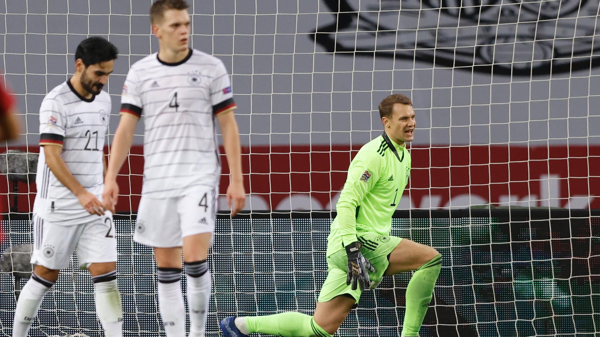 Ratlos: Nationalspieler Gündogan, Ginter, Neuer (v. l.).