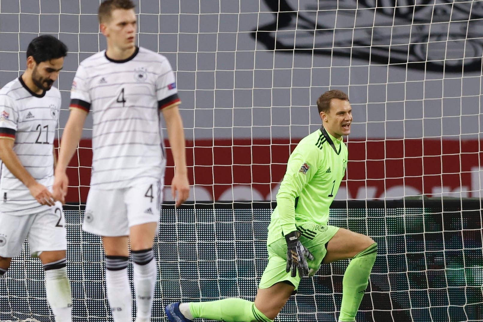 Ratlos: Nationalspieler Gündogan, Ginter, Neuer (v. l.).