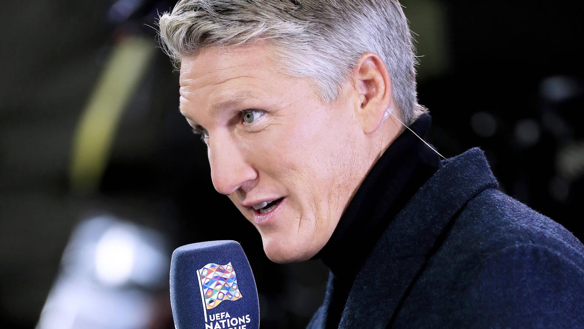 Bastian Schweinsteiger kann mehr als nur Fußballspiele zu kommentieren.