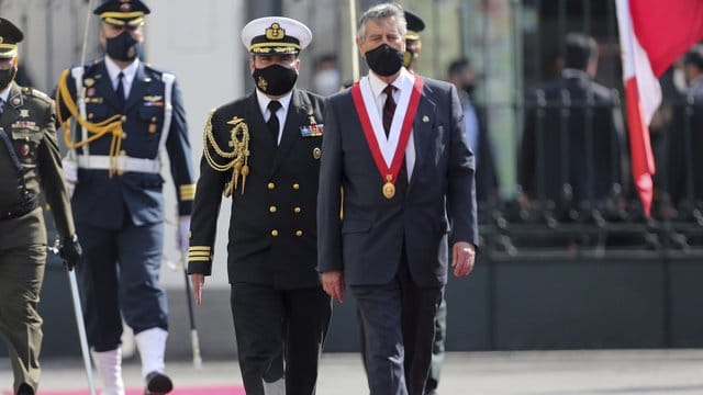 "Wir werden unser Möglichstes tun, nicht nur, um das Vertrauen der Bürger zu gewinnen, sondern auch, um ihnen die Hoffnung auf ein besseres Peru zurückzugeben", sagt Sagasti nach seiner Vereidigung. "Wir werden unser Möglichstes tun, nicht nur, um das Vertrauen der Bürger zu gewinnen, sondern auch, um ihnen die Hoffnung auf ein besseres Peru zurückzugeben", sagt Sagasti nach seiner Vereidigung.