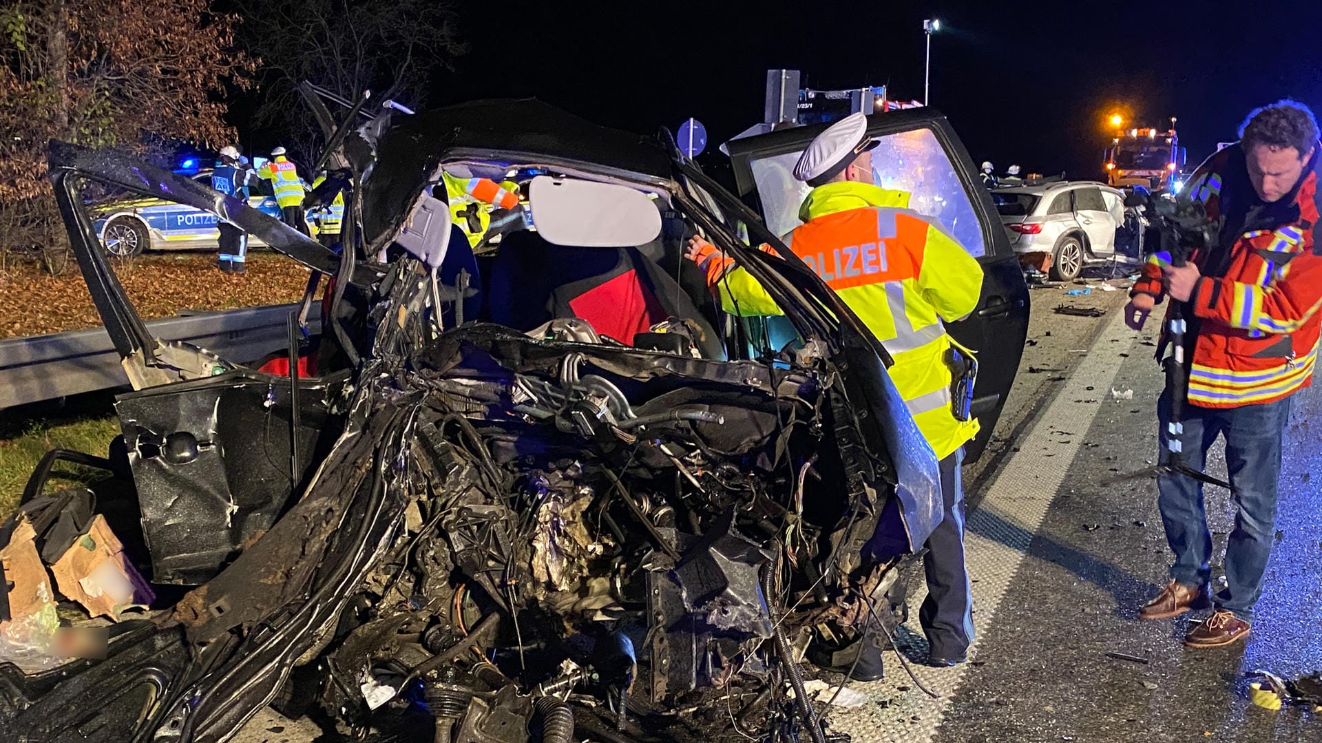 Bayern, Hohenbrunn: Vier Tote bei Falschfahrerunfall auf der A99.