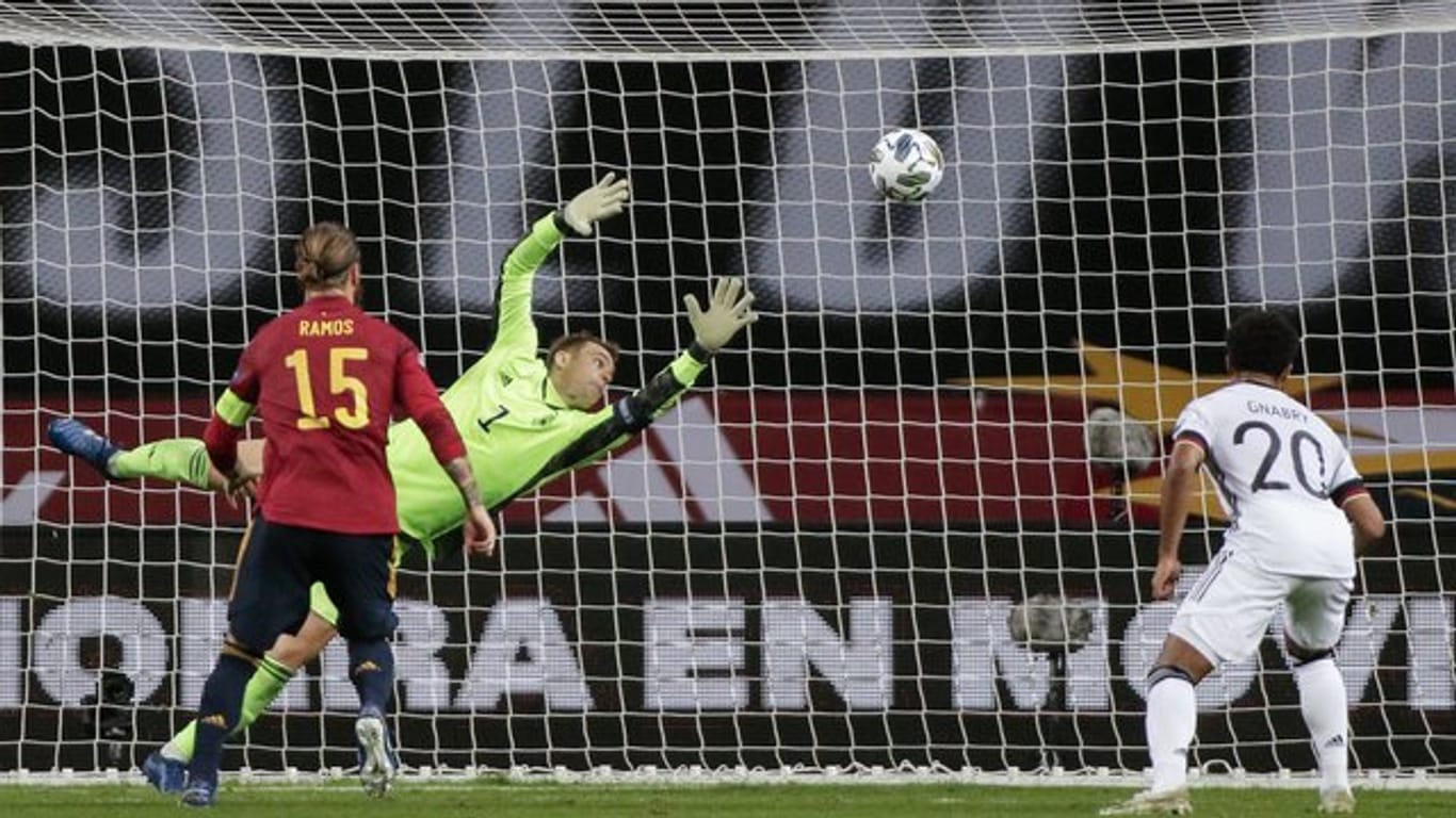 Deutschlands Torhüter Manuel Neuer kann das Tor zum 0:1 von Spaniens Morata (nicht im Bild) nicht verhindern.