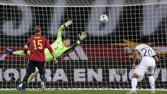 Deutschlands Torhüter Manuel Neuer kann das Tor zum 0:1 von Spaniens Morata (nicht im Bild) nicht verhindern. Deutschlands Torhüter Manuel Neuer kann das Tor zum 0:1 von Spaniens Morata (nicht im Bild) nicht verhindern.