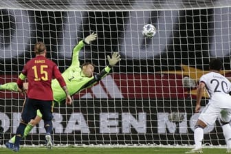 Deutschlands Torhüter Manuel Neuer kann das Tor zum 0:1 von Spaniens Morata (nicht im Bild) nicht verhindern.