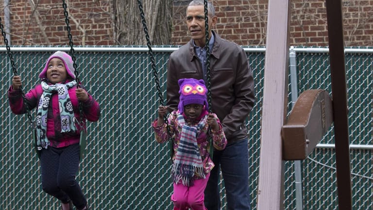 Barack Obama hilft Kindern in Washington beim Schaukeln: Die Obamas geben sich gerne bürgernah, ein Geheimnis ihres Erfolges.
