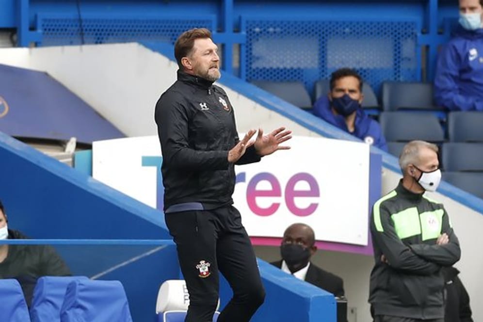 Ralph Hasenhüttl, Trainer von Southampton, gibt von der Seitenlinie aus Anweisungen.
