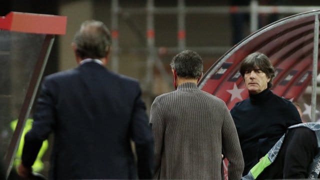 Bundestrainer Joachim Löw (r) zeigt sich nach dem Spiel schwer enttäuscht. Bundestrainer Joachim Löw (r) zeigt sich nach dem Spiel schwer enttäuscht.