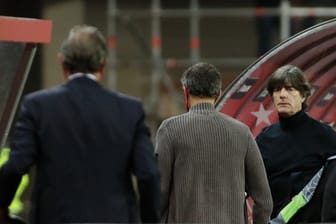 Bundestrainer Joachim Löw (r) zeigt sich nach dem Spiel schwer enttäuscht.